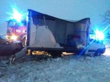 Wypadek w Długomiłowicach. Samochód wypadł z drogi krajowej 45 i uderzył w inne auto, które wcześniej wypadło z drogi