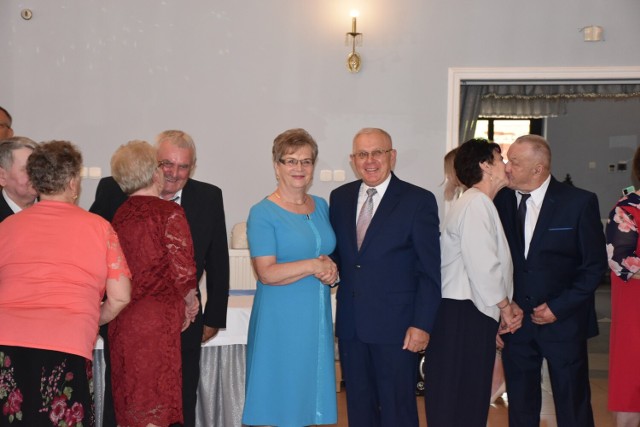 19 czerwca w Restauracji "Na skarpie" w Tucznie odbyła się uroczystość Jubileuszy Pożycia Małżeńskiego. Nie wszystkie pary małżeńskie mogły przybyć do lokalu. Gmina jednak nie zapomniała i o nich