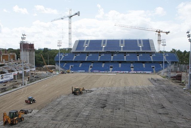 Stadion Miejski w Poznaniu - 5 czerwca 2009
------------------------
Modernizacja rozpoczęła się w 2002 roku. Najpierw dobudowano brakującą trybunę, która zamknęła "podkowę" obiektu. Została ona oddana do użytku w 2004 roku. W styczniu 2006 roku ruszyła budowa trybuny nr II, powstającej w miejscu dawnego "kotła".  

W związku z przyznaniem Polsce i Ukrainie organizacji Euro 2012 władze miasta zadecydowały o zmianie koncepcji architektonicznej stadionu na rzecz obiektu większego, mającego pomieścić ok. 45 tysięcy widzów. Modernizacja i rozbudowa została zrealizowana przez firmę Modern Construction Systems. Realizacja przebiegała w latach 2008-2012. 

Aktualnie stadion może pomieścić 41 609 widzów. Koszt budowy: 747 mln zł. Rekordowa frekwencja: 42 tys. widzów na meczu Lech Poznań - Manchester City (4 listopada 2010).