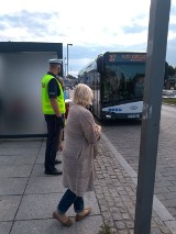 Policjanci i pracownicy Sanepidu w Tomaszowie sprawdzali w autobusach MZK, czy mieszkańcy noszą maseczki [ZDJĘCIA]