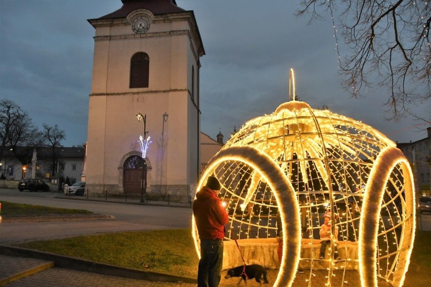 Pińczów pięknie przystrojony na Święta Bożego Narodzenia. Zobaczcie iluminacje [ZDJĘCIA]