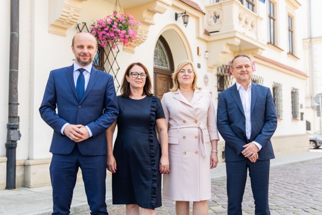 Nowi wiceprezydenci Rzeszowa w towarzystwie prezydenta Konrada Fijołka (pierwszy z lewej). Od lewej: Krystyna Stachowska, Jolanta Kaźmierczak, Dariusz Urbanik