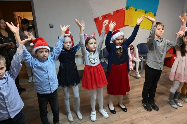 16 grudnia dzieci z Ukrainy zaśpiewały po polsku i ukraińsku piękne kolędy i pastorałki. Zobacz ich występy na kolejnych zdjęciach.