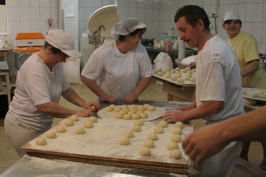 Tłusty czwartek: Tak powstają pączki w piekarni Sarzyński.