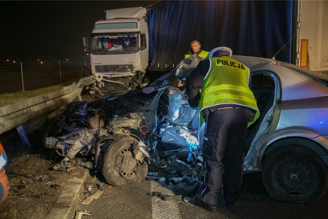 Wypadek na A4 na obwodnicy Krakowa. W grudniu ciężarówka przebiła bariery ochronne i zjechała na przeciwległy pas. Wpadła na opla astrę. Kobieta prowadząca samochód zginęła na miejscu.