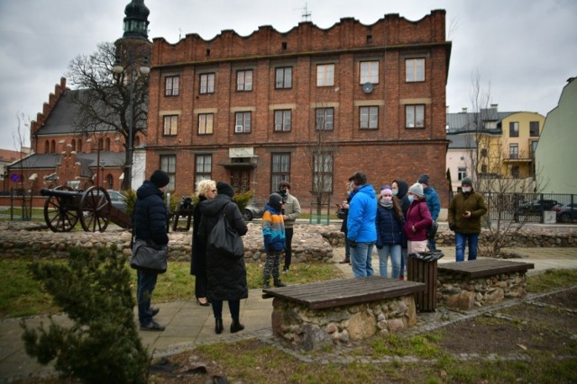 W Radomiu już po raz kolejny świętowano Kaziki. Jednym z elementów programu była wspólna gra miejska mieszkańców Radomia. Był to idealny moment do spędzenia czasu w rodzinnym gronie, a także wzbogacenia swojej wiedzy historycznej. Zobaczcie zdjęcia!

Uczestnicy spotkali się w niedzielne przedpołudnie na placu przed dawnym Zamkiem w Radomiu. 

„Klucz królewicza Kazimierza” to rodzinna gra planszowa inspirowana legendą o świętym Kazimierzu, synu króla Kazimierza Jagiellończyka, patronie Radomia i Litwy, przebywającym na radomskim zamku w latach 1481-1483 jako namiestnik ojca w Koronie.

Według podania królewicz Kazimierz otrzymał w darze od mieszkańców Radomia klucz do Kościoła Farnego pod wezwaniem świętego Jana Chrzciciela, aby mógł o każdej porze wejść do świątyni i się pomodlić.

Autorem gry planszowej była Resursa Obywatelska. Zadaniem graczy jest wcielenie się w postać królewicza i przemierzenie z kluczem w ręku ulic średniowiecznego miasta. Droga wiedzie od królewskiego zamku do Fary, lecz wcale nie jest prosta. W jej trakcie na uczestników czekają rozmaite przygody i zadania. Gra obfituje również w wiele ciekawostek, które  wzbogacą wiedzę graczy i przyczynią się do zainteresowania historią naszego miasta.

W wydarzeniu wzięło udział sporo mieszkańców Radomia. Nie brakowało rodzin z dziećmi.