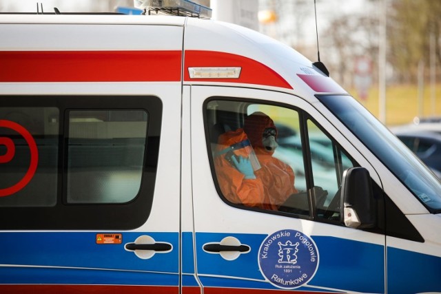 Obecnie w polskich szpitalach hospitalizowane są 4 264 osoby zakażone koronawirusem.