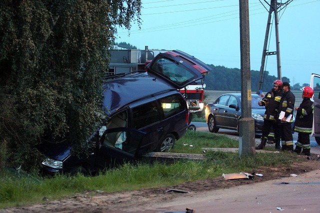 Samochód osobowy VW Sharan wyjeżdżał z ulicy podporządkowanej.