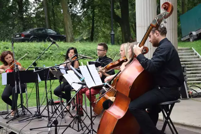 Ostatni koncert z cyklu Muzyczne Śniadanie na Trawie odbył się w altanie Parku Miejskiego w Skierniewicach. Wystąpił kwartet smyczkowy Antidotum oraz Michał Przeździecki – kontrabas i Leszek Kołodziejski – akordeon. Koncert zatytułowano „Z miłości do tanga”.