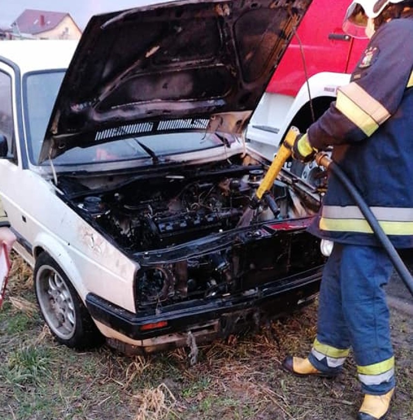 Gmina Wapno. Strażacy zostali wezwani do pożaru samochodu osobowego 