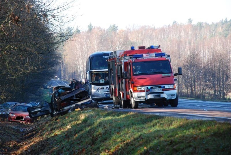 Kobieta jadąca BMW zginęła, mężczyzna jest poważnie ranny