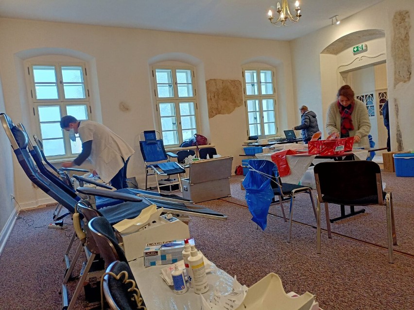 Akcja krwiodawstwa w dworku w Koźminku. Kilkadziesiąt osób podzieliło się cennym lekiem. ZDJĘCIA