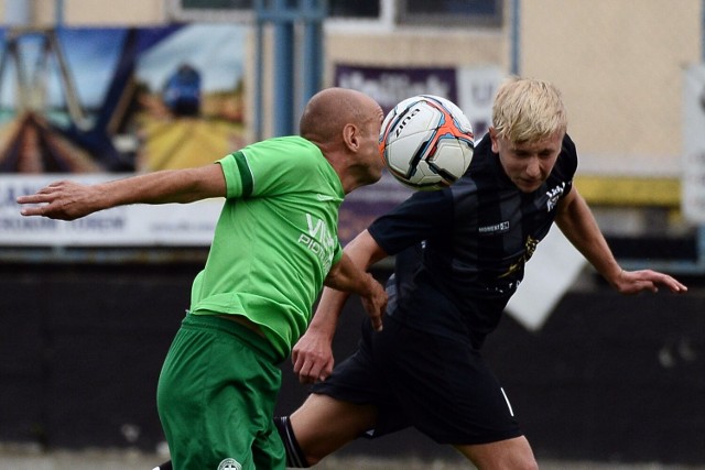 Czarni Jasło wygrali z Zamczyskiem Odrzykoń 5-0. O piłkę walczą Bartłomiej Nawrocki i Wiktor Fara