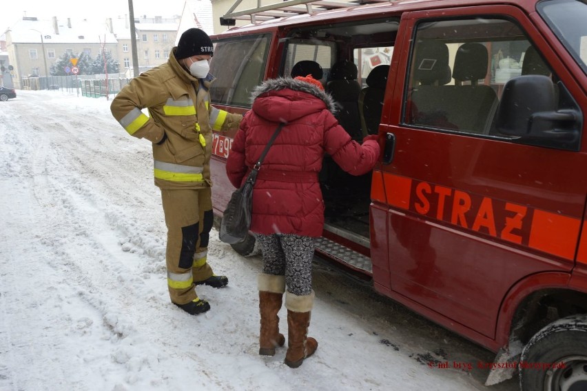 Rawicz. Strażacy z powiatu rawickiego pomagają seniorom dostać się na szczepienia przeciw COVID-19. Wczoraj odbyli pierwszy taki transport