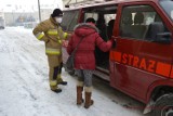 Rawicz. Strażacy z powiatu rawickiego pomagają seniorom dostać się na szczepienia przeciw COVID-19. Wczoraj odbyli pierwszy taki transport