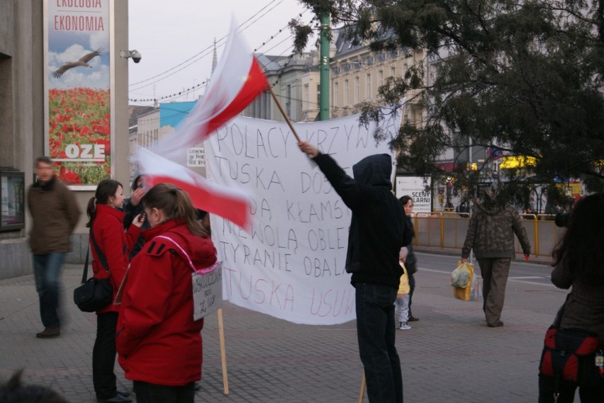 Protestujący przed Teatrem Śląskim