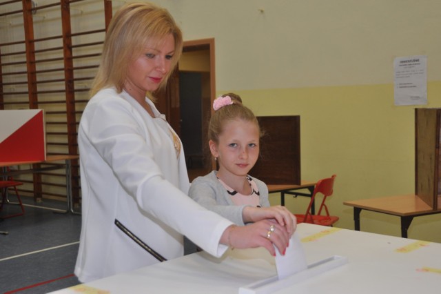 II tura wyborów prezydenckich - głosowanie w komisji przy ul. Gdańskiej w Żukowie, 24.05.2015