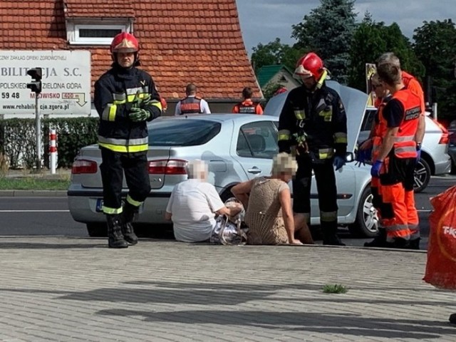 Zdarzenie miało miejsce około godz. 9.40. Zderzyły się renault laguna i volvo.