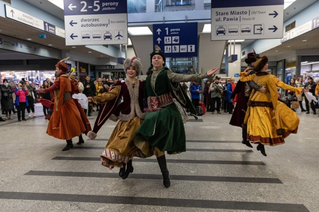 Cracovia Danza zatańczyła na Dworcu Głównym