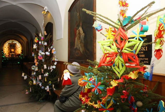 Choinki były dekorowane przecz uczniów piotrkowskich szkół