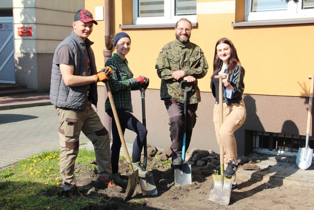 Na podwórku przy Powiatowej Bibliotece Publicznej w Wieluniu trwają prace ogrodowe.  Działania to jeden z etapów projektu „Przysiądź się do książki” realizowanego ze środków Fundacji ORLEN w ramach programu Moje miejsce na Ziemi.