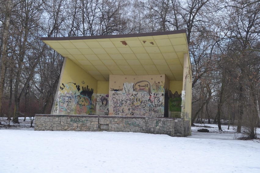 Park Zamkowy w Mysłowicach zimą. Miejsce, które powinno być...