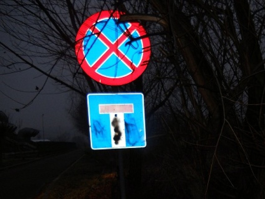 Zniszczone znaki drogowe w Jaśle