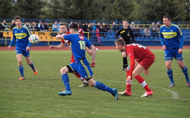 Piłkarze Startu Warlubie (niebiesko-żółte koszulki) nie rozegrają w sobotę ligowego meczu z Elaną Toruń.