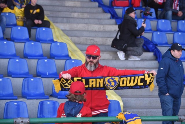 W najbliższych tygodniach nie ma co marzyć o wyjściu na stadion i emocjonowaniu się meczami piłkarskimi. Przypomnijmy więc sobie, jak jesienią fani klubów z naszego regionu - Elany Toruń, Olimpii Grudziądz, Włocłavii, czy Zawiszy Bydgoszcz wspierali swoje drużyny. Na trybunach bywało równie gorąco, jak na murawie.

Autorami zdjęć są Wojciech Alabrudziński, Tomasz Czachorowski, Grzegorz Olkowski, Jacek Smarz, Łukasz Szalkowski, Arkadiusz Wojtasiewicz