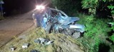 Wypadek w gminie Wodzierady. Auto uderzyło w drzewo ZDJĘCIA