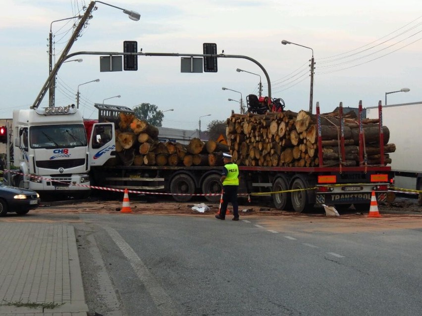 Dwie ciężarówki zderzyły się w Bykowie, droga zablokowana (ZDJĘCIA)