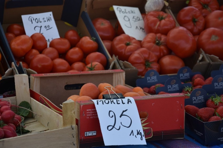 Co można kupić na targowisku w Wągrowcu? Jakie są ceny warzyw, owoców i kwiatów? W czwartek targowisko tętni życiem 