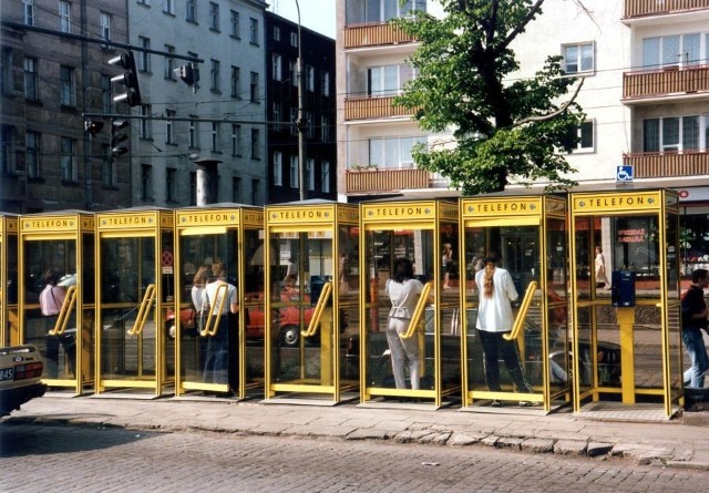 Wrocław 17-07-1998. Ulica Józefa Piłsudskiego. Budki telefoniczne ustawione pod Dworcem Głównym PKP.