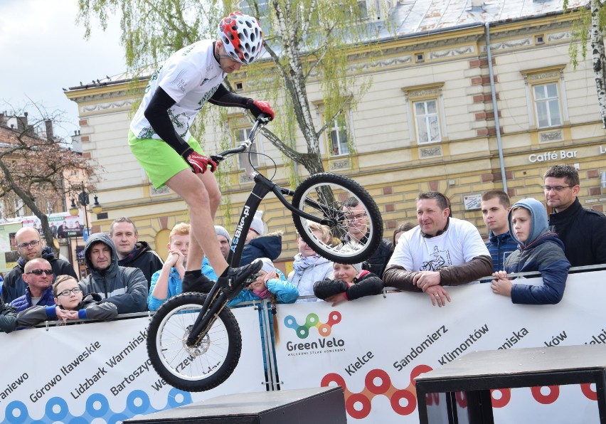 W czasie pierwszego pikniku rowerowego padał deszcz i śnieg,...