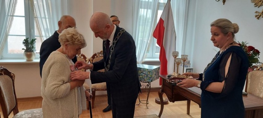 Burmistrz Barwic Mariusz Kieling wręcza medale za...