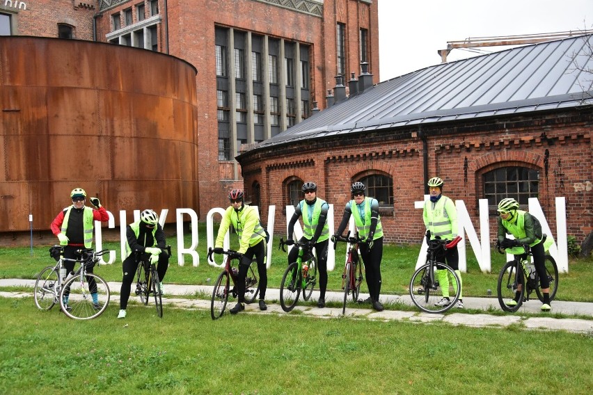 Uczestnicy ultramaratonu Warszawa - Chodzież Hołd dla Ani w...