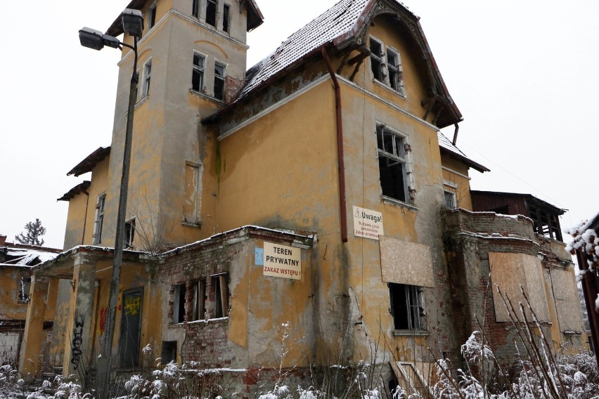 Kiedyś piękna, a dziś zrujnowana kamienica w centrum...