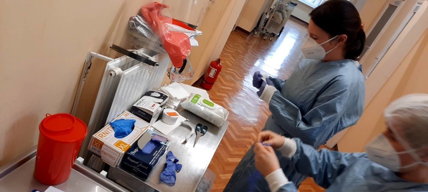 Na oddziale zakaźnym szpitala w Kaliszu nie będzie już pacjentów z covid. Tak wygląda praca lekarzy z ul. Toruńskiej. ZDJĘCIA