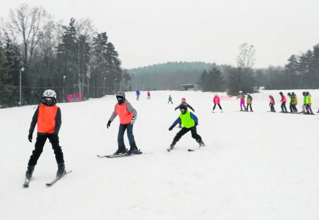 Bardzo dobre warunki na stoku w Sękowej pozwoliły dzieciom uczyć się jazdy na nartach