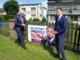 Wybory prezydenckie 2020: Jarosław Gowin w Radomsku wiesza baner wyborczy Andrzeja Dudy