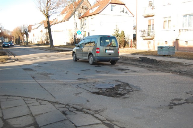 Dziur na ulicy Dąbrowskiego jest tyle, że nie da się ich ominąć