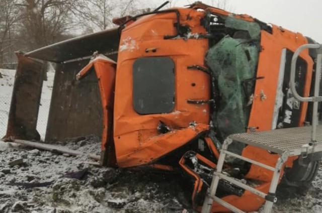 W Witanowicach na ul. Kościelnej, samochód ciężarowy wpadł w poślizg i zatrzymał się w przydrożnym rowie.