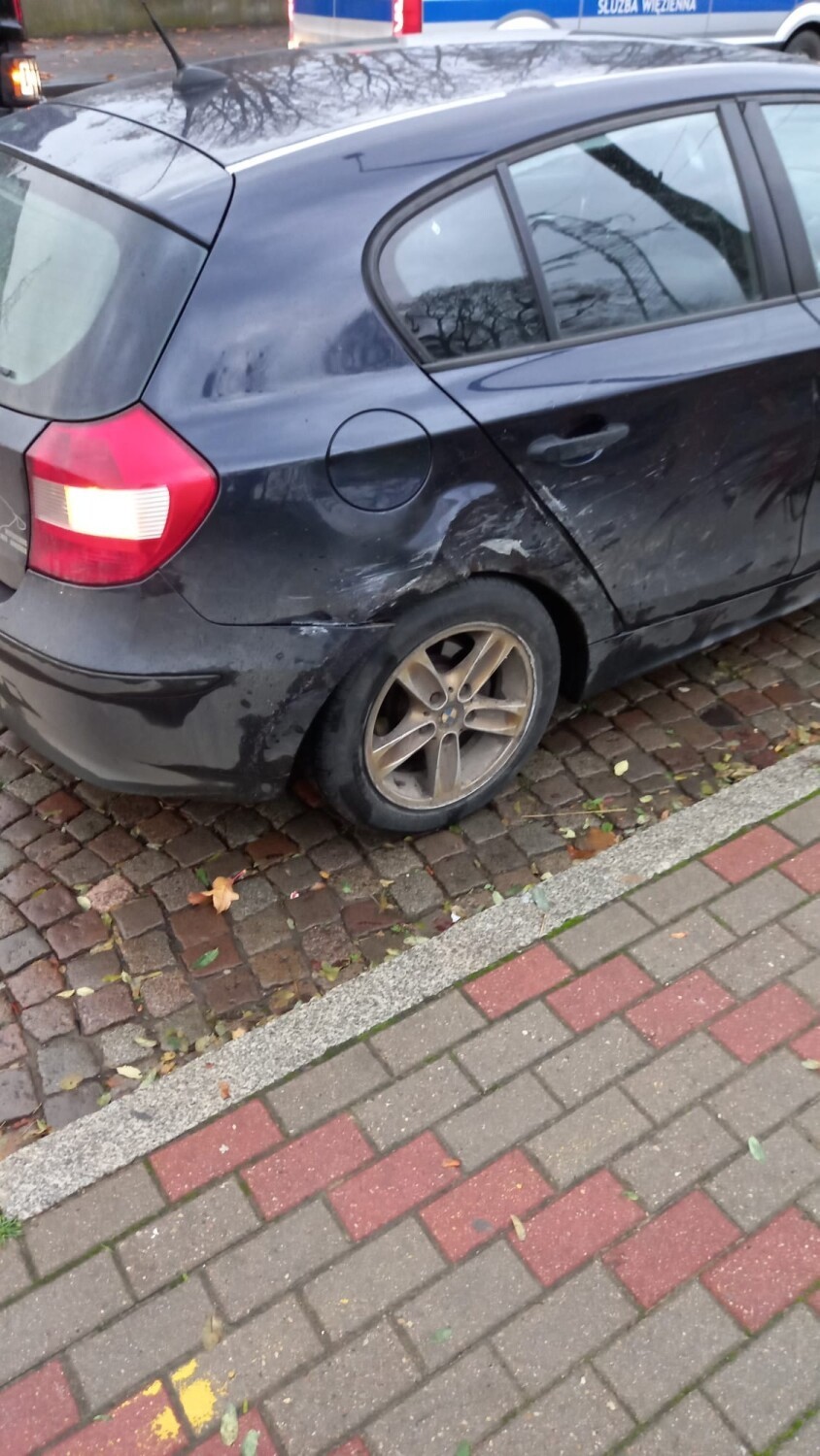 Samochód uderzył w słup na ul. Gdyńskiej w Grudziądzu