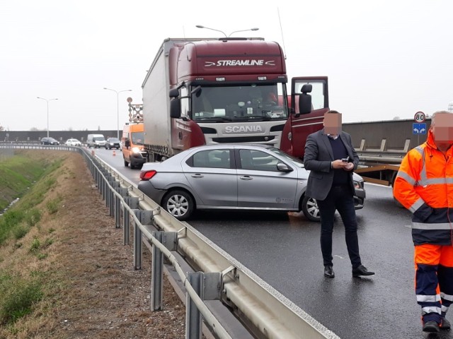 Przed godziną 13 na węźle Stadion autostradowej obwodnicy Wrocławia doszło do wypadku samochodu ciężarowego i osobowego peugeota