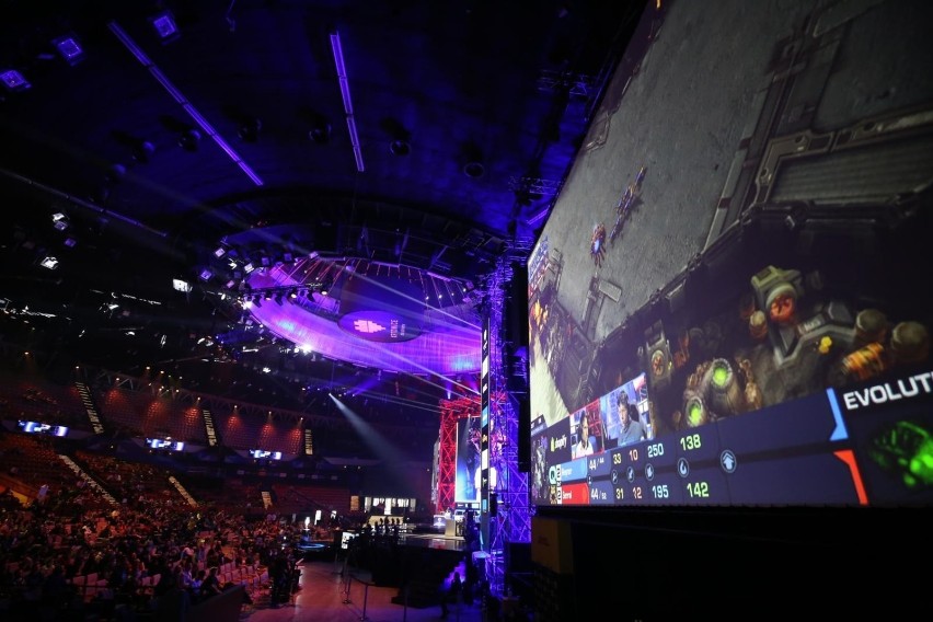 Gracze mogli podziwiać rozgrywki na ogromnym ekranie.