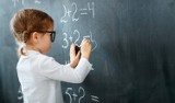 Zabawy, które uczą. Jak rozwijać umiejętności matematyczne dzieci poprzez zabawę? 7 gier i zabaw, które warto znać