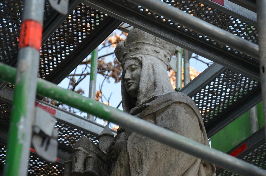 Trwa remont mostu Tumskiego. Co z zabytkowymi rzeźbami? (ZDJĘCIA)