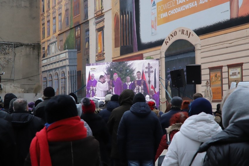 Pożegnanie prezydenta Pawła Adamowicza w Łodzi. Kilkaset osób w pasażu Schillera [ZDJĘCIA]