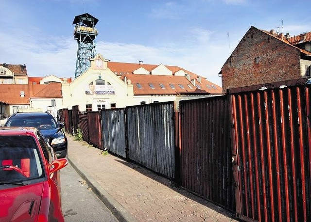 Tak  wygląda  po sześciu  latach  miejsce  po  rozbiórce  secesyjnego budynku  w  reprezentacyjnym  miejscu w Bochni