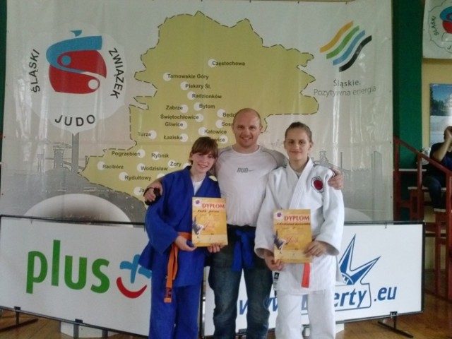 Trener Akademii Judo Rzeszów - Marcin Paśko wraz z zawodniczkami Justyna Kuna oraz Aleksandra Grabowska.